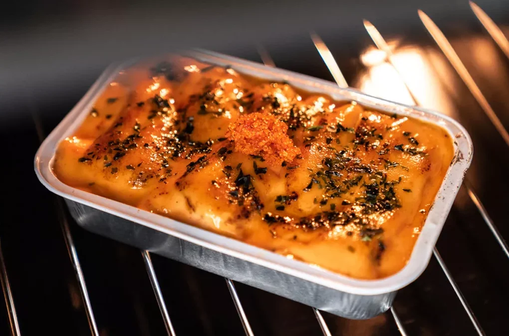 Saus mentai yang krimi dan gurih, disajikan di atas sushi roll dengan taburan nori dan wijen
