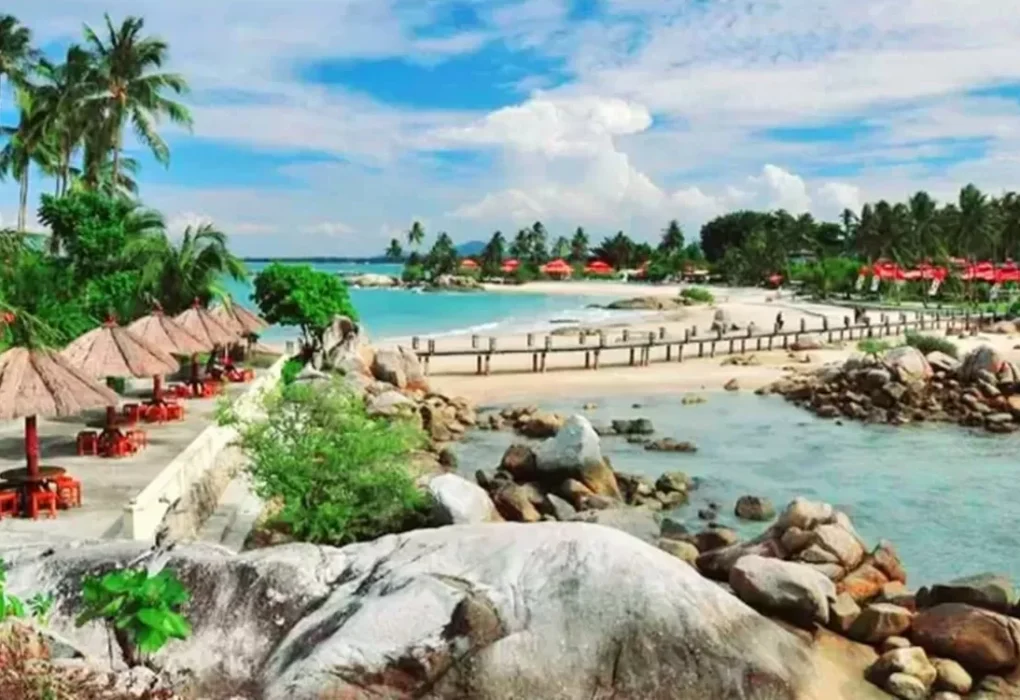 Pemandangan indah Pantai Parai Tenggiri di Bangka Belitung dengan pasir putih lembut, air laut jernih, dan batu granit megah yang menghiasi pantainya