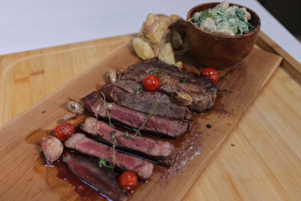 Meat Station: Destinasi Kuliner Daging Premium Steak Premium di Meat Station: Sepiring steak premium yang disajikan dengan sayuran segar dan kentang panggang, menggugah selera di Meat Station