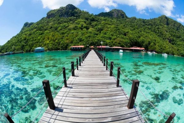Pulau Karampuang: Surga Tersembunyi di Sulawesi Barat Pemandangan indah Pulau Karampuang dengan pantai berpasir putih dan air laut yang jernih, sempurna untuk liburan yang menenangkan