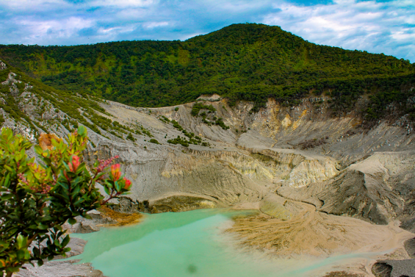 Tangkuban Perahu: Pesona Alam dan Legenda dari Jawa Barat Suasana sejuk dan menenangkan di sekitar Tangkuban Perahu, dikelilingi hutan pinus yang rimbun dan jalur pendakian yang menarik