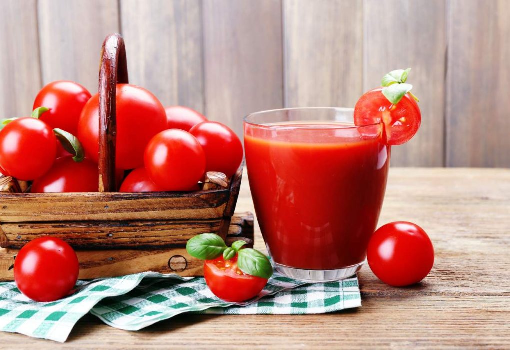 Sebuah gelas berisi jus tomat sayuran segar yang terdiri dari campuran tomat, wortel, seledri, dan bayam. Jus berwarna merah cerah ini terlihat sangat menyegarkan dan siap dinikmati