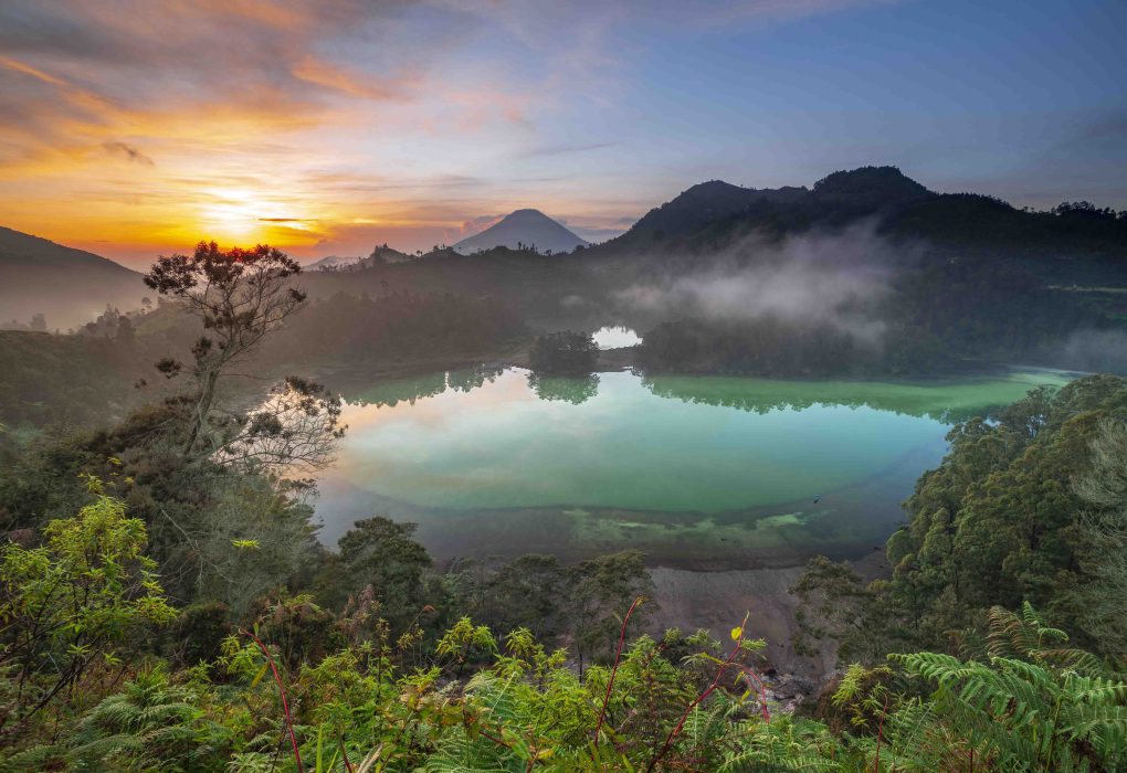 Keindahan Telaga Warna Dieng dengan air yang berubah warna, menciptakan pemandangan alam yang memukau