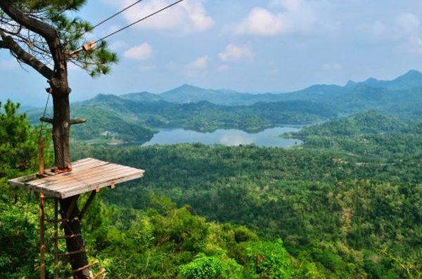 Pule Payung: Menikmati Pesona Surga Wisata Alam di Kulon Progo Keindahan alam Pule Payung dengan pemandangan perbukitan dan Waduk Sermo yang memukau