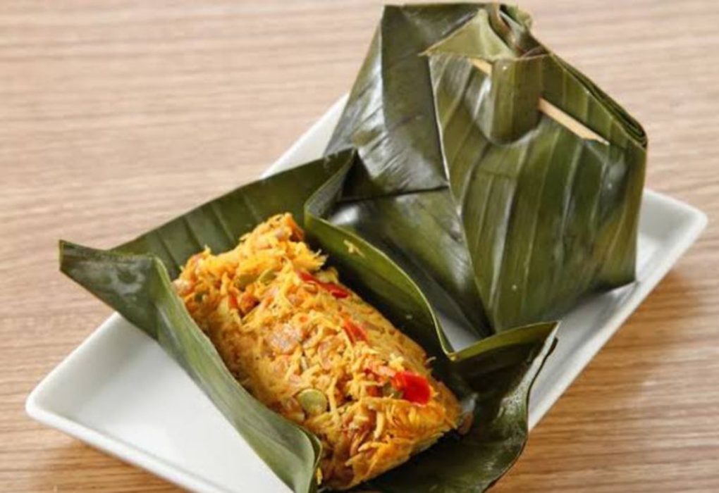 Botok tempe tradisional yang lezat, dibungkus dengan daun pisang dan siap untuk dinikmati