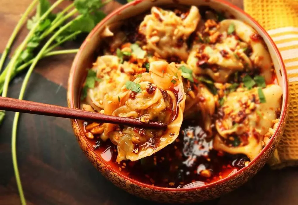 Pangsit Wonton dengan kulit tipis dan isian daging yang gurih, disajikan dengan kuah kaldu yang hangat