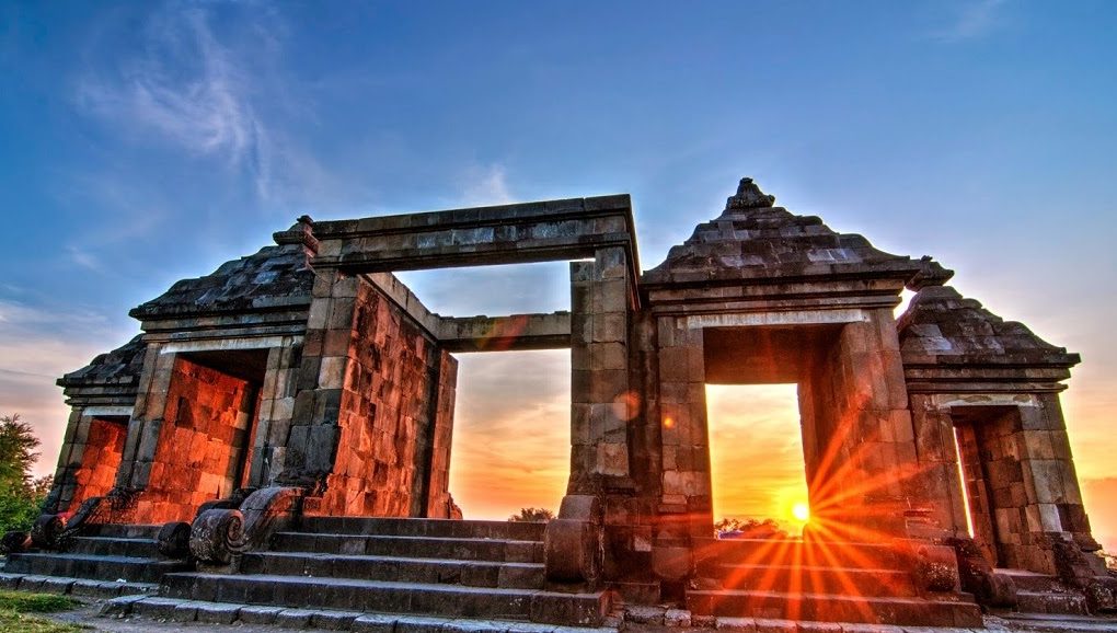 Pemandangan megah Candi Ratu Boko di atas bukit dengan latar belakang langit biru yang menakjubkan