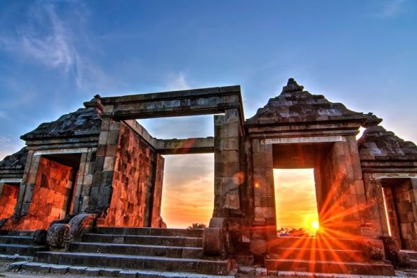 Candi Ratu Boko: Warisan Budaya yang Megah di Tanah Jawa Pemandangan megah Candi Ratu Boko di atas bukit dengan latar belakang langit biru yang menakjubkan