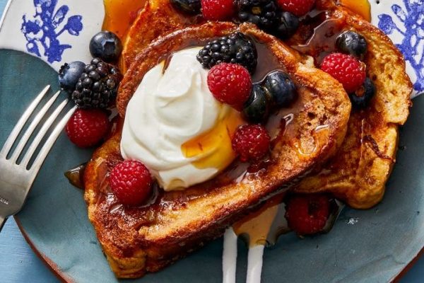 French Toast: Roti Panggang Manis yang Menggugah Selera Nikmati kelezatan French toast dengan topping sirup maple dan buah segar untuk sarapan sempurna