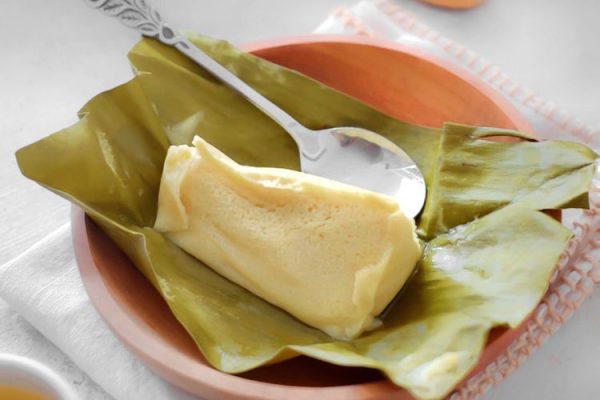 Barongko Pisang: Kenikmatan Manis dari Sulawesi Selatan Barongko Pisang Tradisional: Seporsi barongko pisang tradisional yang dibungkus rapi dengan daun pisang