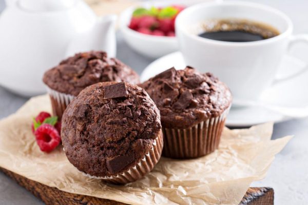 Cupcake Coklat: Camilan Manis yang Mudah dan Menggugah Selera Cupcake coklat lembut dengan frosting krim yang manis dan taburan serutan coklat, sempurna untuk acara spesial