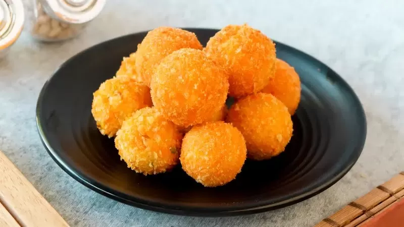 Bola-bola singkong renyah di luar dan lembut di dalam, camilan tradisional yang gurih dan manis