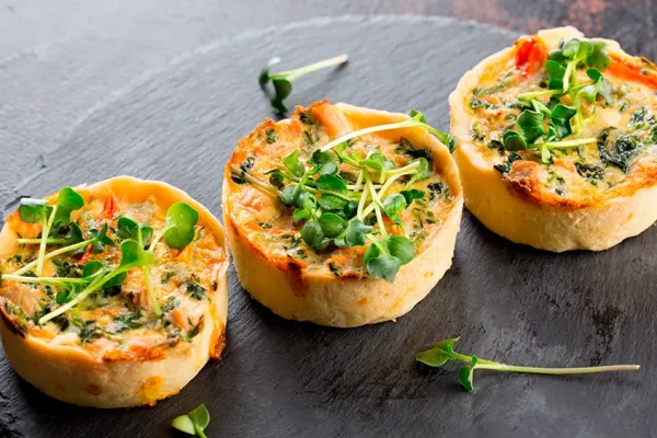 Quiche Brokoli Keju: Hidangan Gurih dan Sehat untuk Segala Kesempatan Potongan quiche brokoli keju dengan lapisan keju leleh yang gurih dan brokoli segar yang renyah, sempurna untuk sarapan atau makan siang