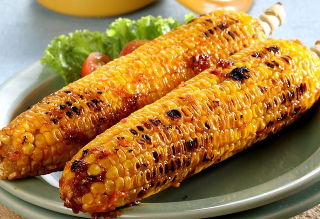 Jagung bakar keemasan yang baru saja matang, dengan olesan mentega dan bumbu gurih