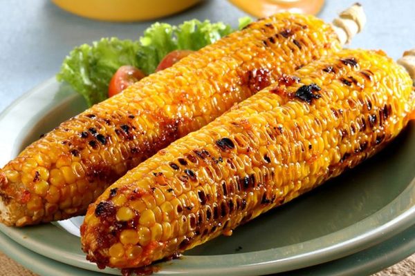 Jagung Bakar: Resep, Variasi, dan Tips Membuatnya di Rumah Jagung bakar keemasan yang baru saja matang, dengan olesan mentega dan bumbu gurih