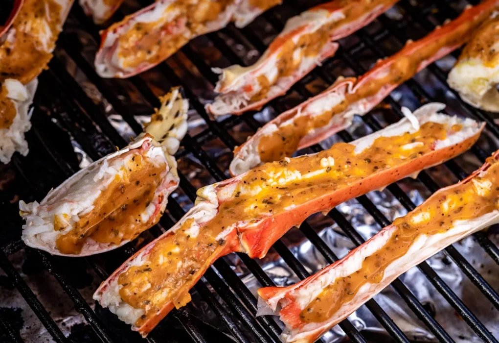 Rajungan panggang dengan bumbu rempah khas, menghasilkan daging rajungan yang lembut dan aroma smokey yang menggoda