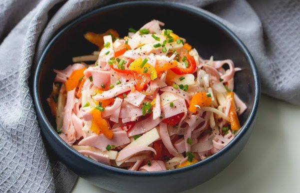 Wurstsalat Salad: Hidangan Tradisional Bavaria yang Menggugah Selera Wurstsalat Salad tradisional Bavaria yang disajikan segar dengan potongan sosis, bawang, dan acar, ditambah saus cuka minyak