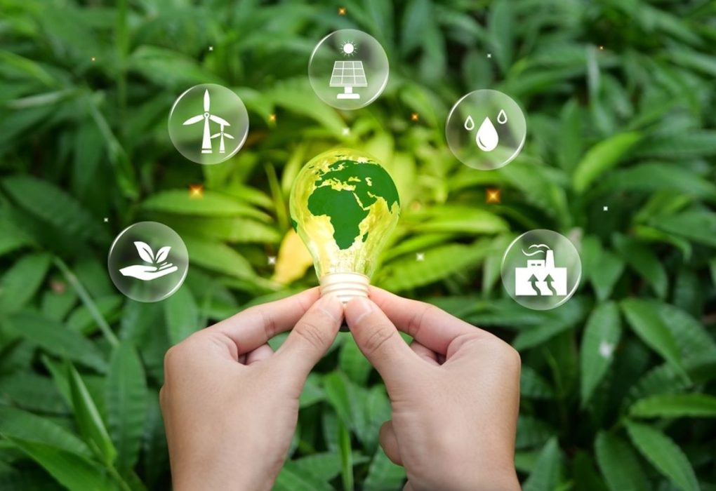 Gambar ladang panel surya dan turbin angin sebagai simbol transisi energi menuju masa depan hijau