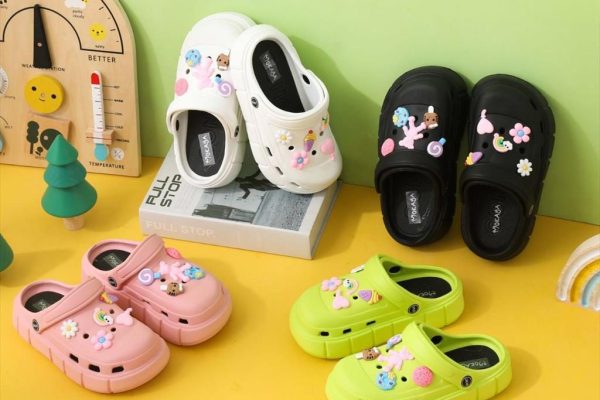 Sandal Crocs: Gaya Santai dan Nyaman yang Bikin Hidup Lebih Mudah Sandal Crocs