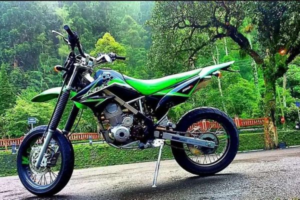 KLX Supermoto: Motor Gagah yang Bikin Gue Jatuh Cinta Lagi Sama Jalanan KLX Supermoto