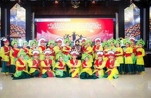 Tari Rentak Kapuas: Dari Gerakan Halus hingga Filosofi Mendalam Budaya Kapuas tarian Rentak Kapuas