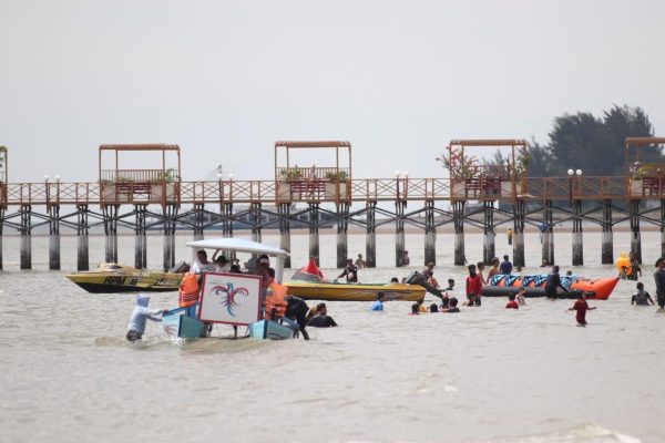 Pantai Manggar: Tempat Sederhana yang Mengajarkanku Arti Ketulusan Liburan Pantai Manggar