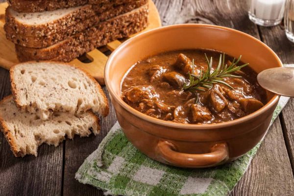 Goulash Hungaria: Sajian Khas yang Menghangatkan Hati dan Lidah Goulash Hungaria