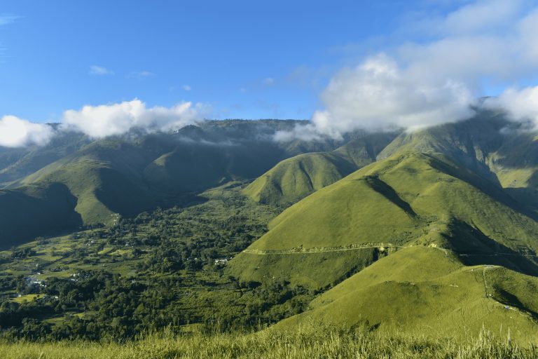 Bukit Holbung: Surga Tersembunyi di Tanah Karo Bukit Holbung