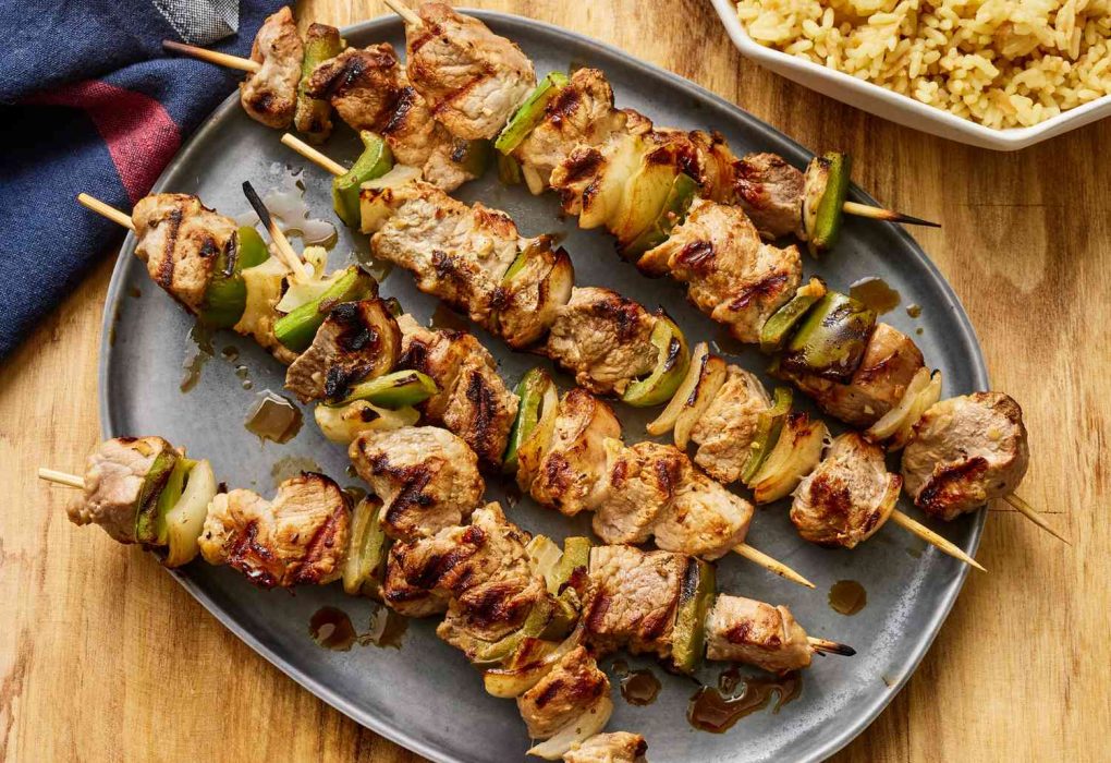 Souvlaki Yunani: Lezatnya Potongan Daging yang Membawa Selera ke Santapan Mediterania Souvlaki Yunani